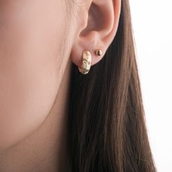 Brinco-de-Ouro-18k-Meia-Argola-Chapa-com-Frisos-br24521-JOIASGOLD