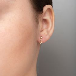 Brinco-de-Ouro-18k-Ponto-de-Luz-Zirconia-com-Letra-J-br25340-Joiasgold