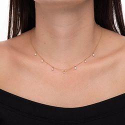 Dorso feminino usando uma gargantilha de ouro 18k com perolas de 3,5mm