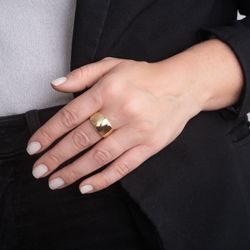 Anel de Ouro Dezoito Kilates Abaulado Liso na Modelo Joiasgold