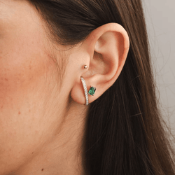 brinco-ouro-dezoito-kilates-ear-cuff-palito-zirconias-verdes-brancas-joiasgold