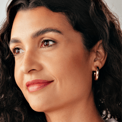 brinco-ouro-18k-meia-argola-fio-redondo-g-28cm-br25410-modelo-joiasgold