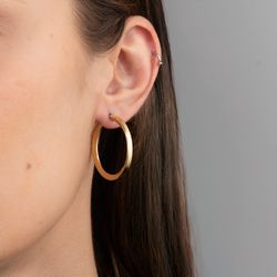 brinco-ouro-bicolor-dezoito-kilates-argola-fio-triangular-modelo-joiasgold
