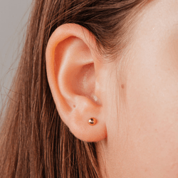 brinco-ouro-dezoito-kilates-meia-bola-lisa-4mm-modelo-joiasgold