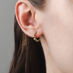 brinco-ouro-dezoito-kilates-meia-argola-bolinhas-lisas-modelo-joiasgold