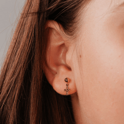 brinco-ouro-dezoito-kilates-meia-bola-cruz-diamantada-pendurada-modelo-joiasgold