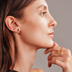 brinco-ouro-dezoito-kilates-meia-gota-lisa-trabalhada-modelo-joiasgold