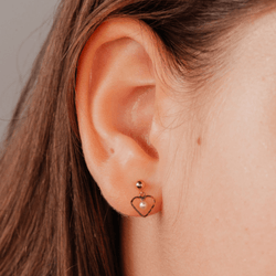 brinco-ouro-dezoito-kilates-coracao-pendurado-perola-modelo-joiasgold