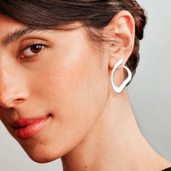 brinco-ouro-branco-dezoito-kilates-fio-curvado-liso-modelo-joiasgold