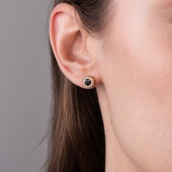 brinco-ouro-dezoito-kilates-redondo-zirconias-preta-brancas-modelo-joiasgold