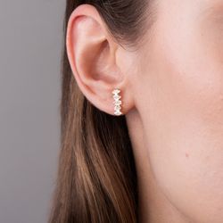 brinco-ouro-dezoito-kilates-fio-curvado-modelo-zirconias-joiasgold