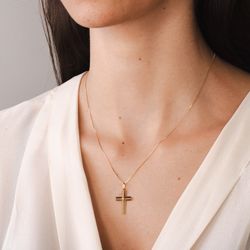 pingente-ouro-dezoito-kilates-cruz-detalhe-vazado-diamante-modelo-joiasgold