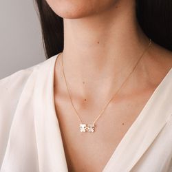 pingente-ouro-bicolor-dezoito-kilates-duas-meninas-coracao-vazado-modelo-joiasgold