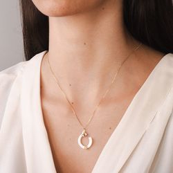 pringente-ouro-dezoito-kilates-letra-c-madreperola-peridoto-modelo-joiasgold