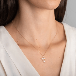 pingente-ouro-dezoito-kilates-menina-vestido-quadriculado-joiasgold-convertido-de-webp