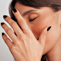 anel-ouro-dezoito-kilates-meia-alianca-topazios-branco-modelo-joiasgold