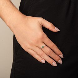 anel-ouro-branco-dezoito-quilates-esmeralda-diamantes-modelo-joiasgold