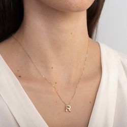 Pingente-de-Ouro-18k-Letra-R--na-Modelo-modelo-Joiasgold